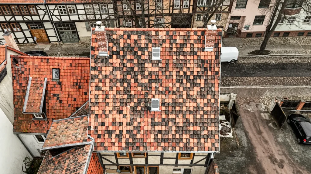 Dachdeckerei_Dacheindeckung-mit-historischen-Ziegeln-Querformat